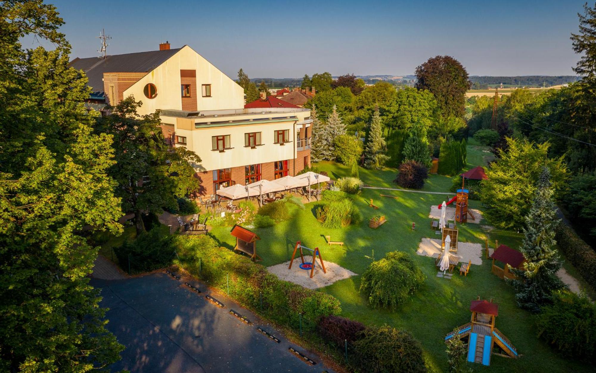 April Hotel Panorama リフノフ・ナト・クニェジュノウ エクステリア 写真