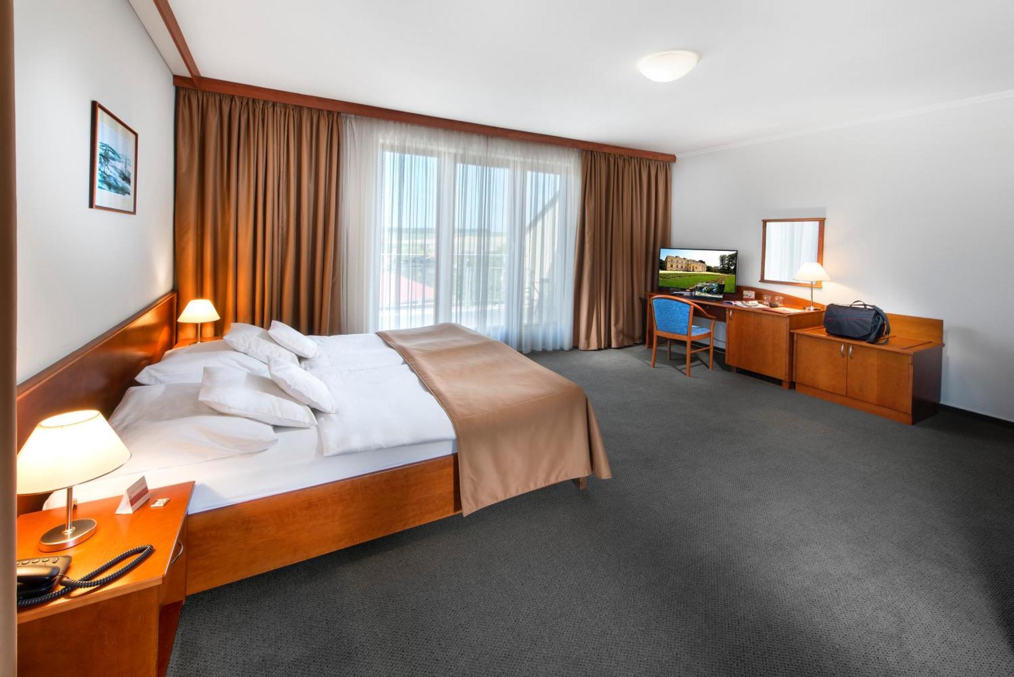 April Hotel Panorama リフノフ・ナト・クニェジュノウ エクステリア 写真