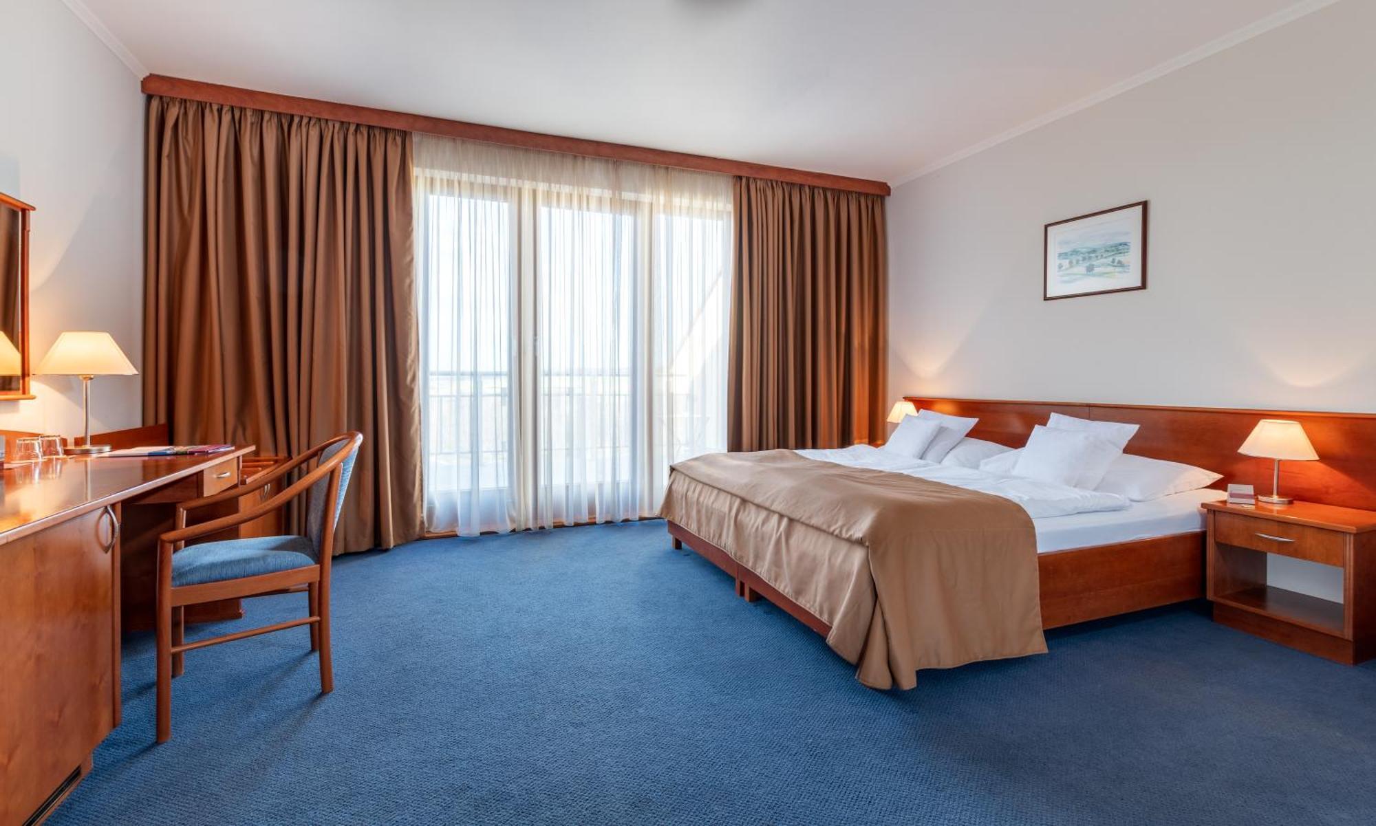 April Hotel Panorama リフノフ・ナト・クニェジュノウ エクステリア 写真