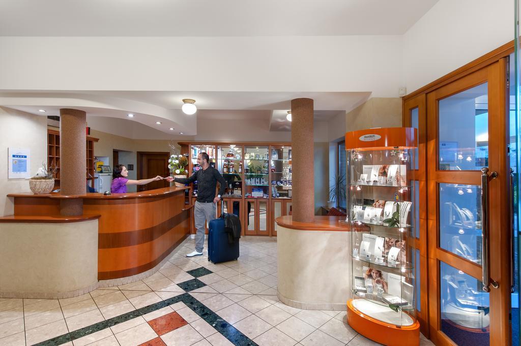 April Hotel Panorama リフノフ・ナト・クニェジュノウ エクステリア 写真