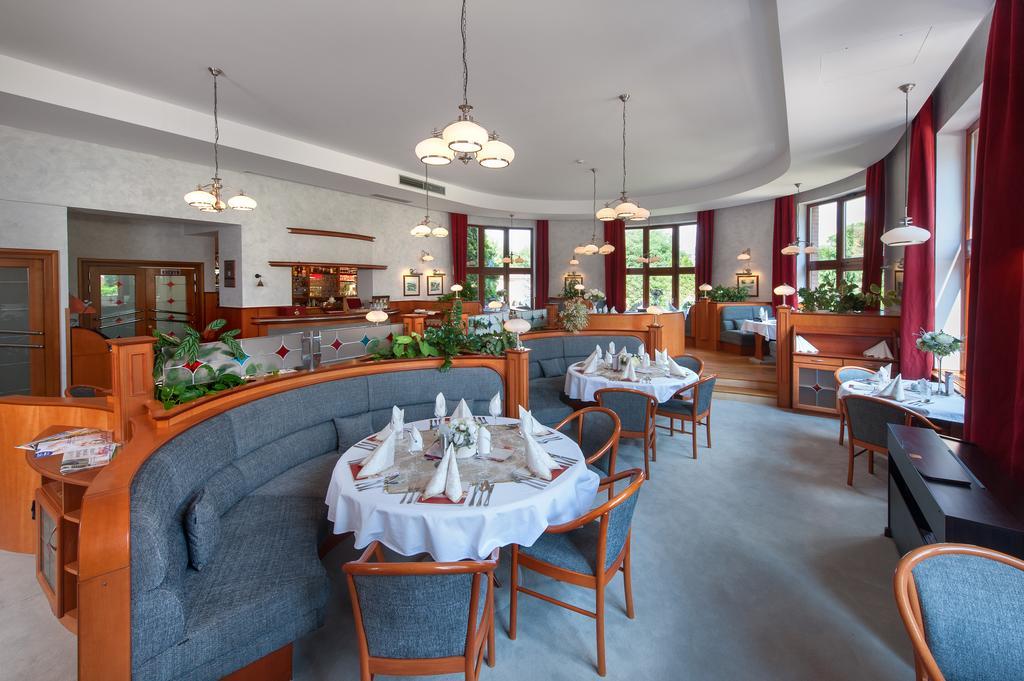 April Hotel Panorama リフノフ・ナト・クニェジュノウ エクステリア 写真