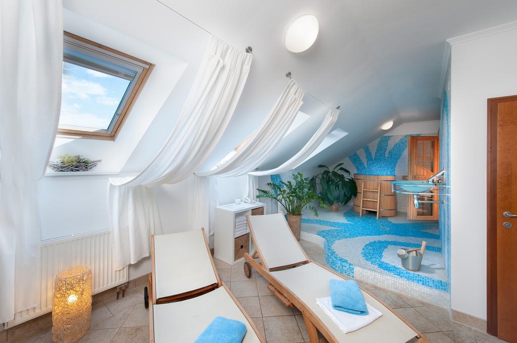 April Hotel Panorama リフノフ・ナト・クニェジュノウ エクステリア 写真