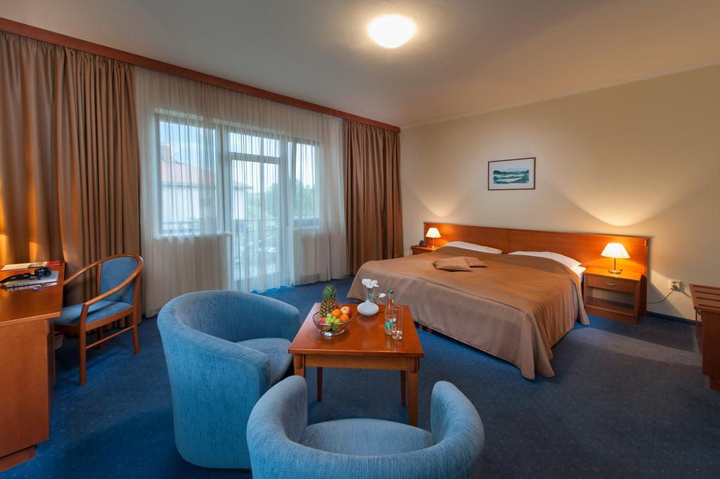 April Hotel Panorama リフノフ・ナト・クニェジュノウ エクステリア 写真