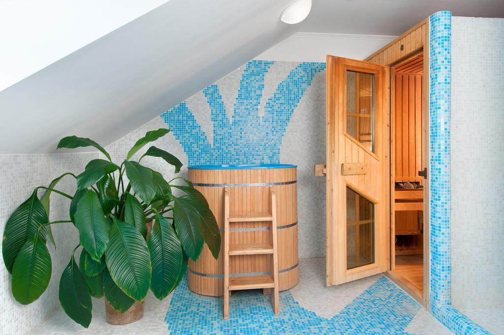 April Hotel Panorama リフノフ・ナト・クニェジュノウ エクステリア 写真
