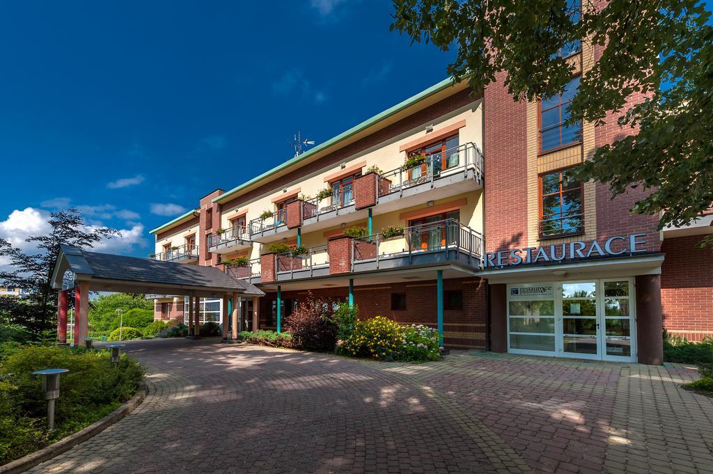 April Hotel Panorama リフノフ・ナト・クニェジュノウ エクステリア 写真