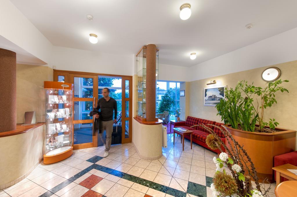 April Hotel Panorama リフノフ・ナト・クニェジュノウ エクステリア 写真