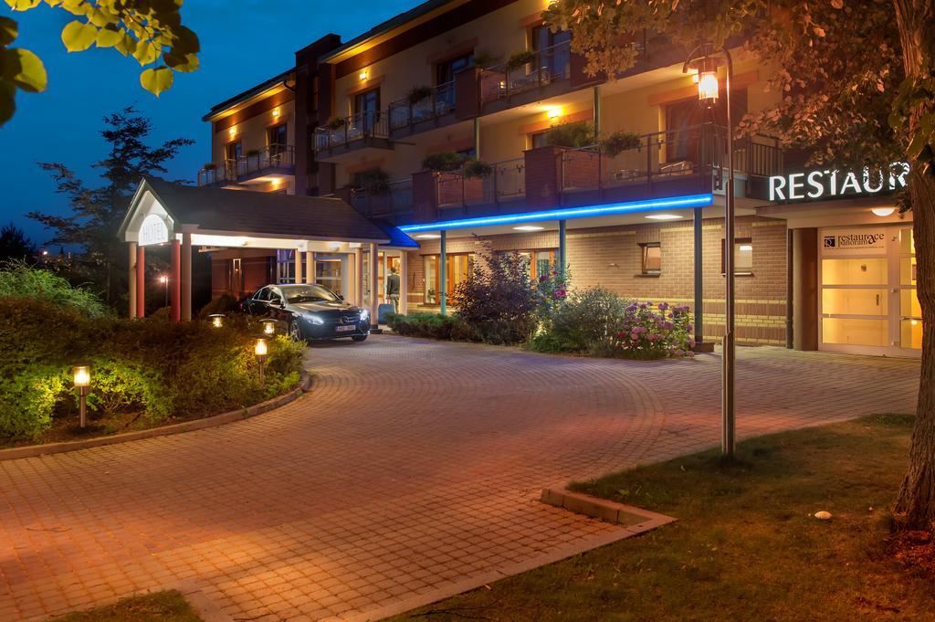 April Hotel Panorama リフノフ・ナト・クニェジュノウ エクステリア 写真
