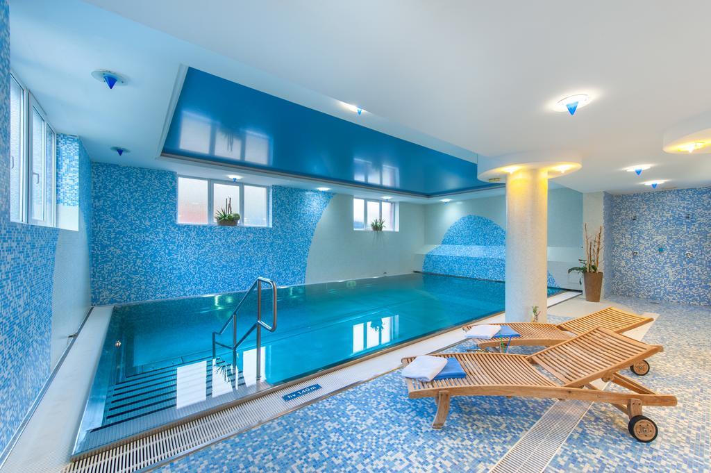 April Hotel Panorama リフノフ・ナト・クニェジュノウ エクステリア 写真
