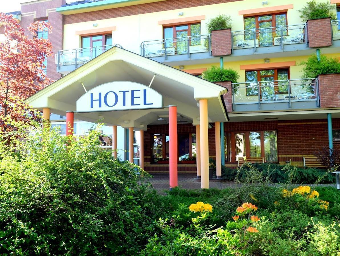 April Hotel Panorama リフノフ・ナト・クニェジュノウ エクステリア 写真