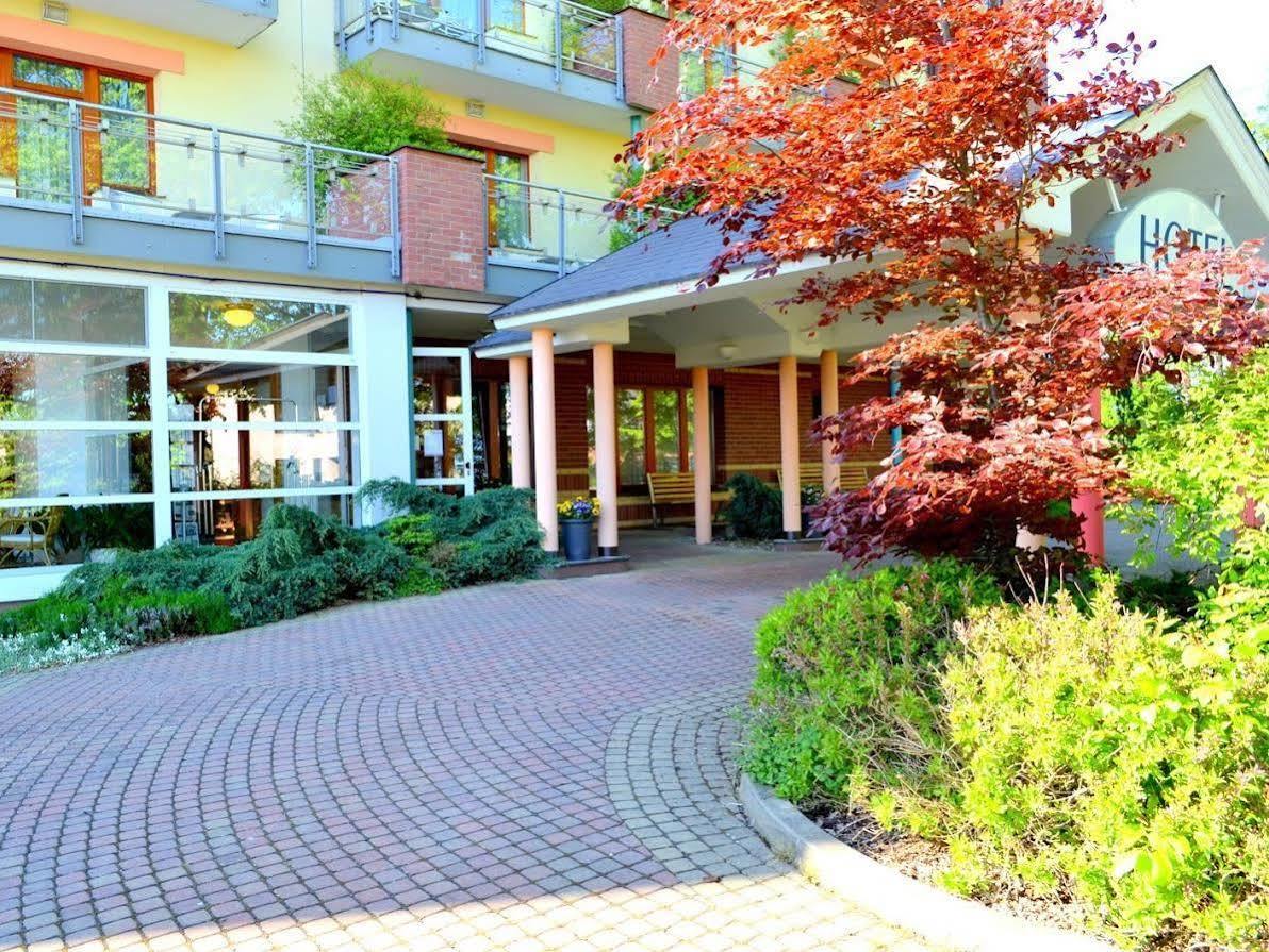 April Hotel Panorama リフノフ・ナト・クニェジュノウ エクステリア 写真