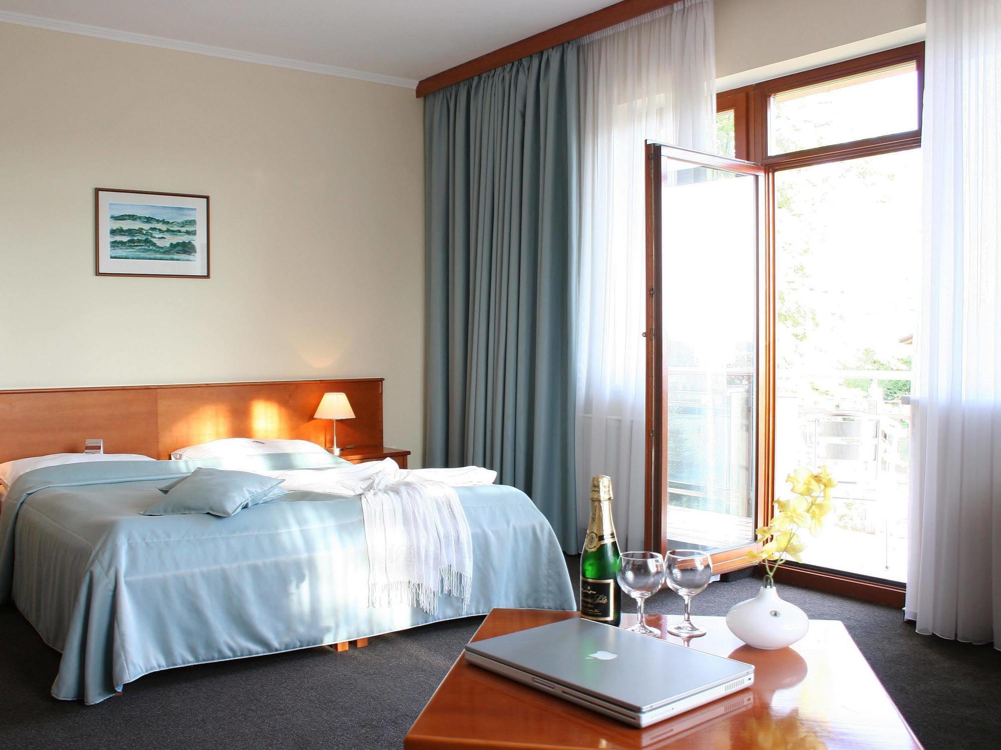 April Hotel Panorama リフノフ・ナト・クニェジュノウ エクステリア 写真