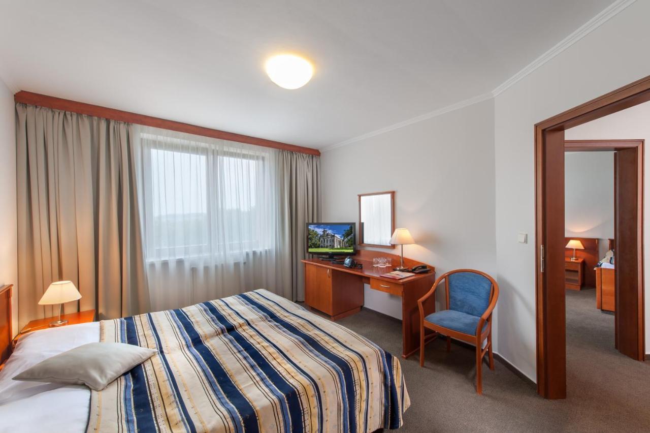 April Hotel Panorama リフノフ・ナト・クニェジュノウ エクステリア 写真