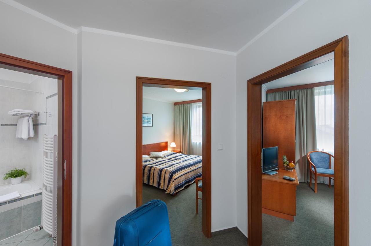 April Hotel Panorama リフノフ・ナト・クニェジュノウ エクステリア 写真